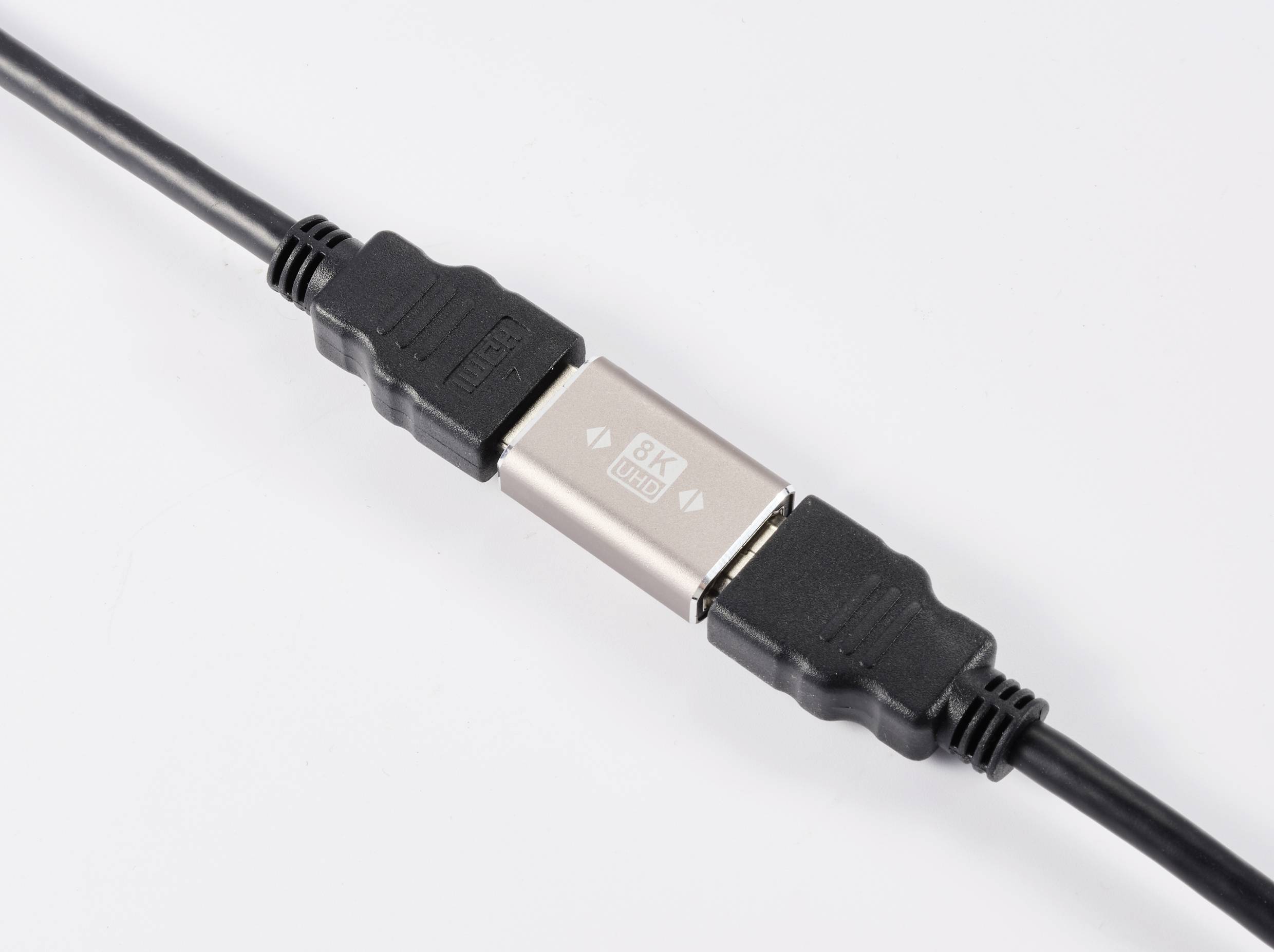 Adaptér s dvoma USB káblami, prepojený v strede. Obsahuje text "5K Ultra HD" na kovovej časti adaptéra.