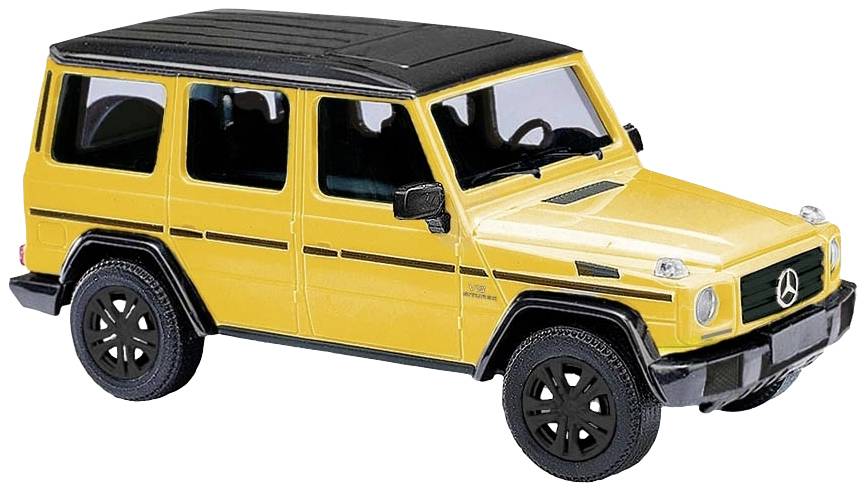 Žlté hračkárske auto v štýle SUV s čiernymi detailmi a hviezdou Mercedes na mriežke chladiča, na bielom pozadí.
