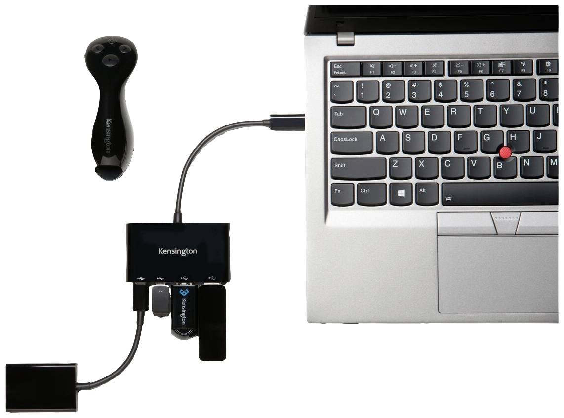 Laptop s pripojeným USB rozbočovačom značky Kensington, ku ktorému sú pripojené viaceré USB zariadenia a laserové ukazovátko.