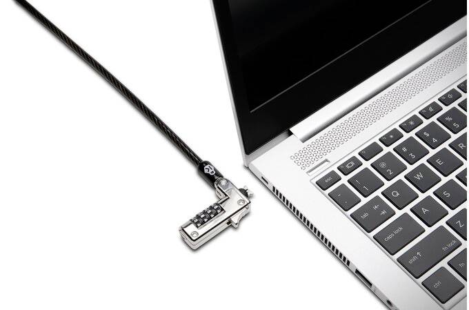 Notebook s pripojeným bezpečnostným lankom proti krádeži. Notebook je otvorený a lanko je pripevnené k rámu.