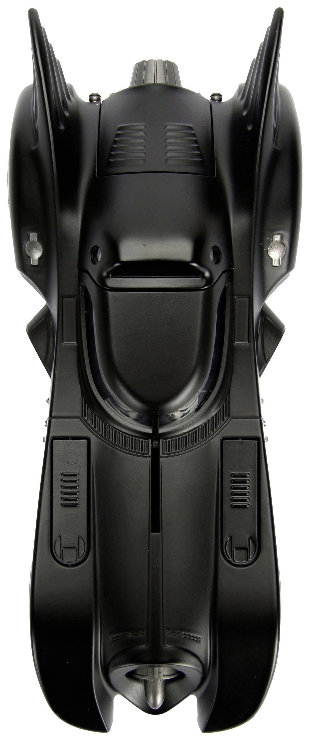 Čierny model futuristického vozidla s krídlami a štíhlym tvarom, pripomínajúci Batmobil, pohľad zhora.