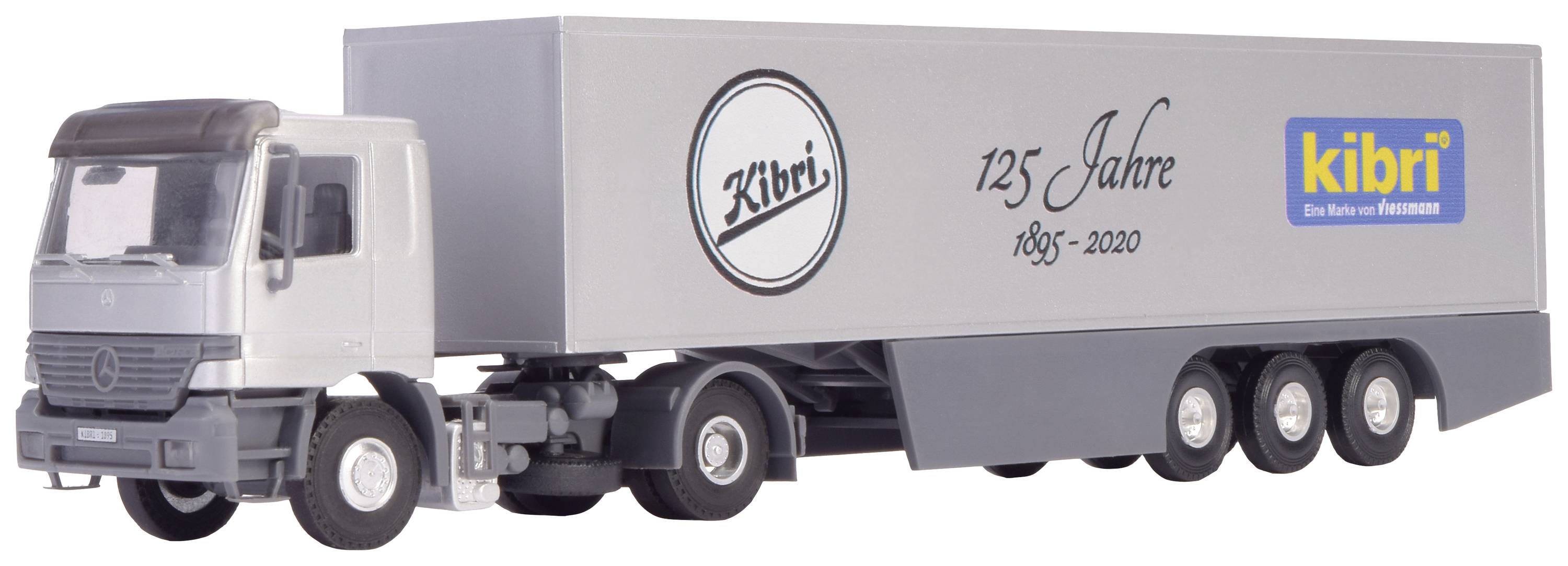 Nákladné auto s nápisom 'Kibri' a '125 rokov 1895-2020'. Príves je sivý, predná časť čierna a strieborná.
