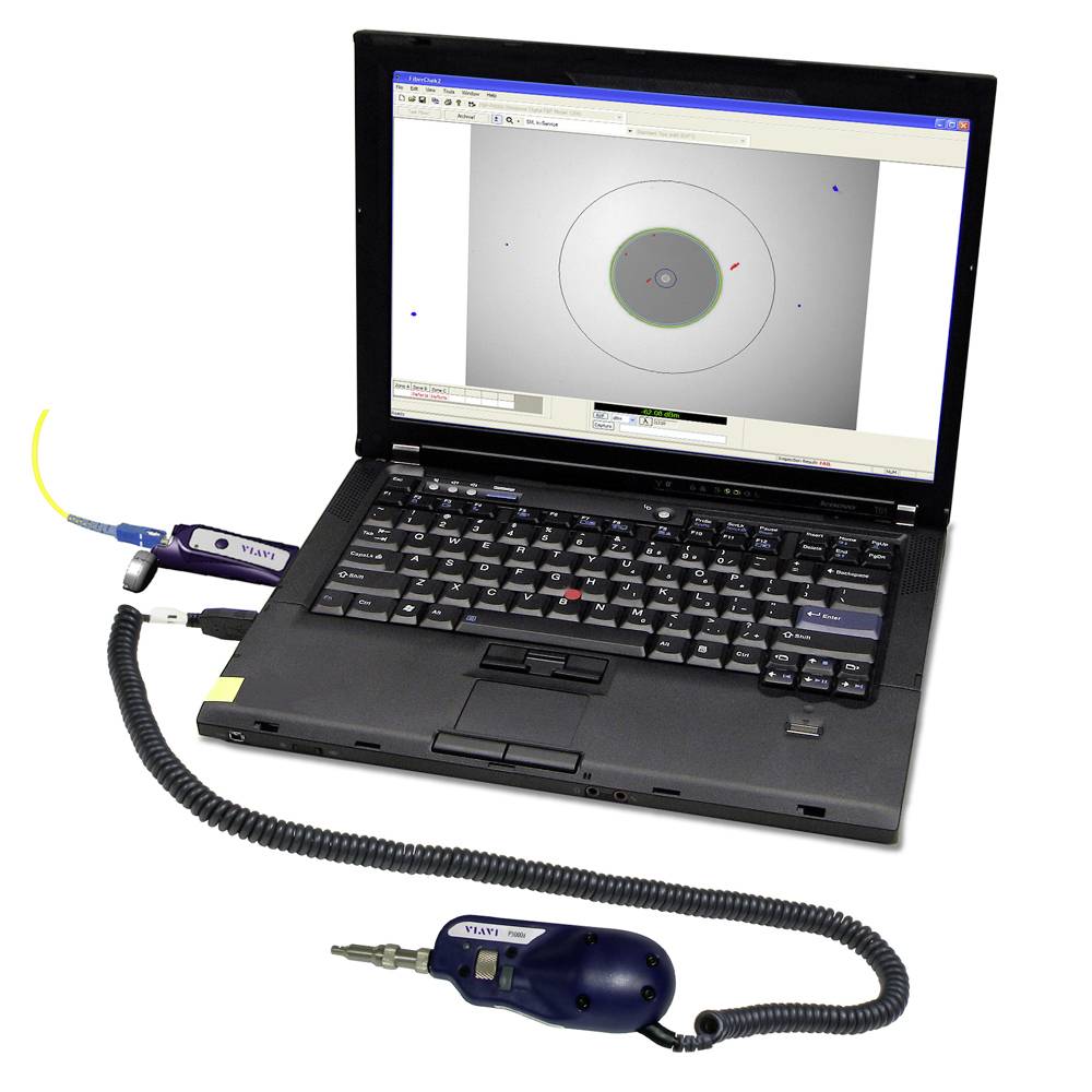 Laptop zobrazuje softvér pre optické centrické na obrazovke. Pripojené sú zariadenia na meranie optických šošoviek.