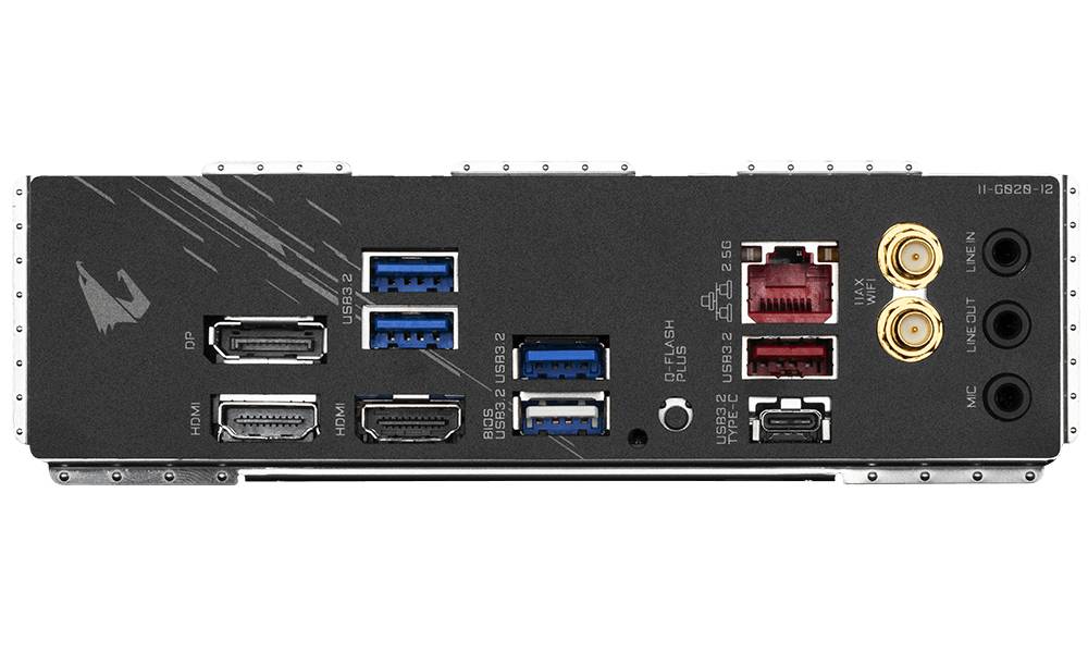 Pohľad na zadnú stranu základnej dosky s portmi HDMI, DisplayPort, USB 3.0 a 3.1, Ethernet, audio konektormi a anténnymi konektormi.