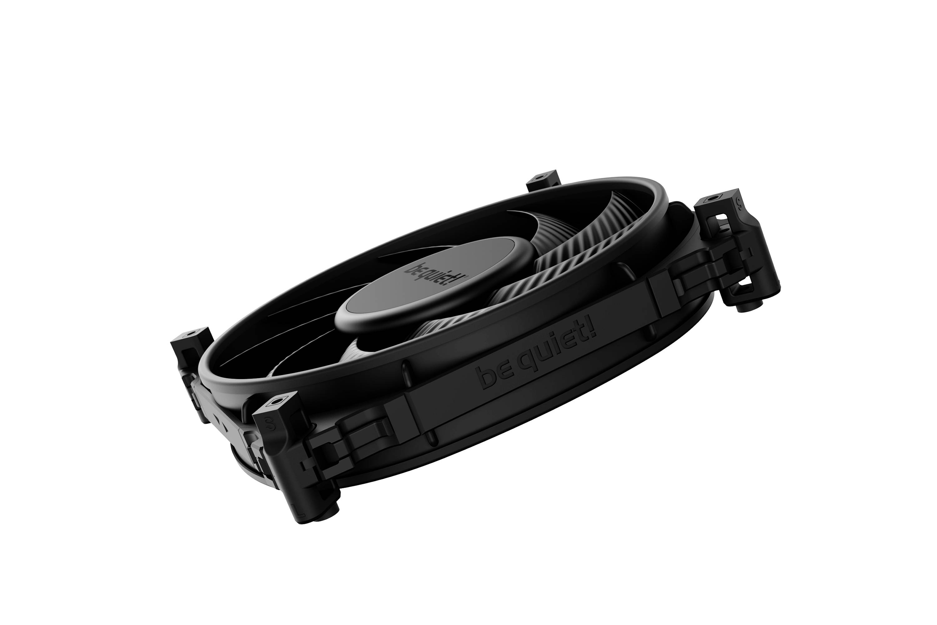 Čierny počítačový ventilátor be quiet! z pohľadu zhora, ukazujúci charakteristický dizajn s lopatkami ventilátora a úchytmi na uchytenie do skrine.