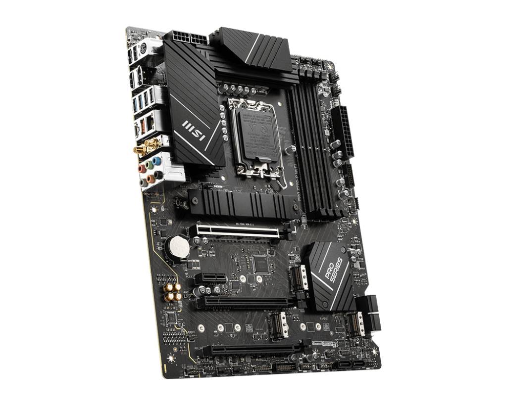 Počítačová základná doska s PCIe slotmi, soketmi pre RAM, konektormi pre externé zariadenia aSocketom pre inštaláciu procesora.