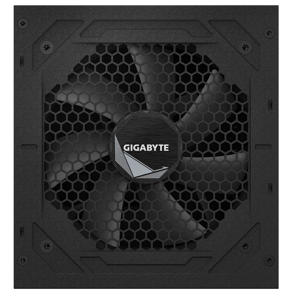Čierna počítačová napájacia jednotka s veľkým ventilátorom a logom 'GIGABYTE' uprostred. Mriežka ventilátora má vzor pripomínajúci včelí plást.