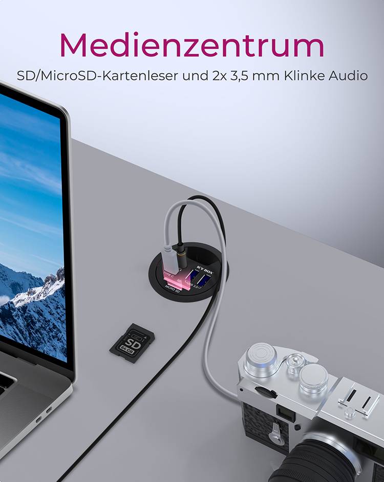 Laptop, kamera a SD karta na stole. Hore je napísané: 'Mediálne centrum.' Text nižšie: 'Čítačka SD/MicroSD kariet a 2x 3,5 mm jack audio.'
