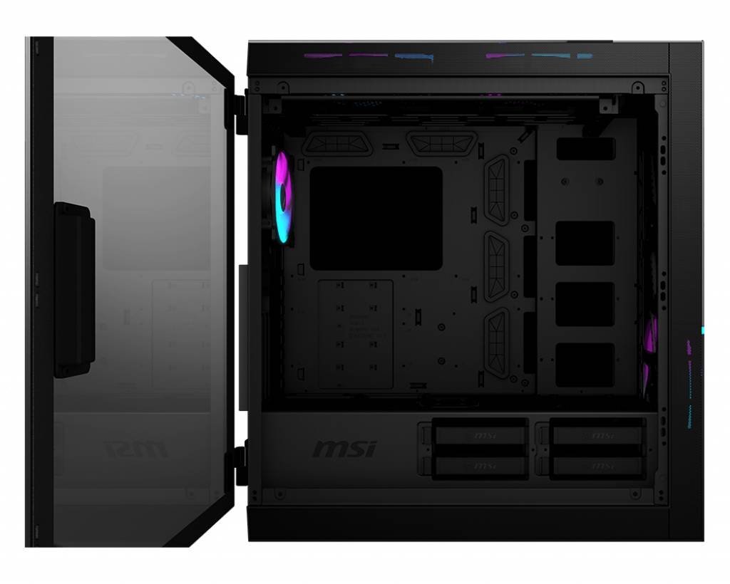 Čierna PC skrinka s otvoreným skleneným krytom, zobrazujúca prázdny vnútorný priestor s RGB podsvietením ventilátora a niekoľkými šachtami pre pevné disky.