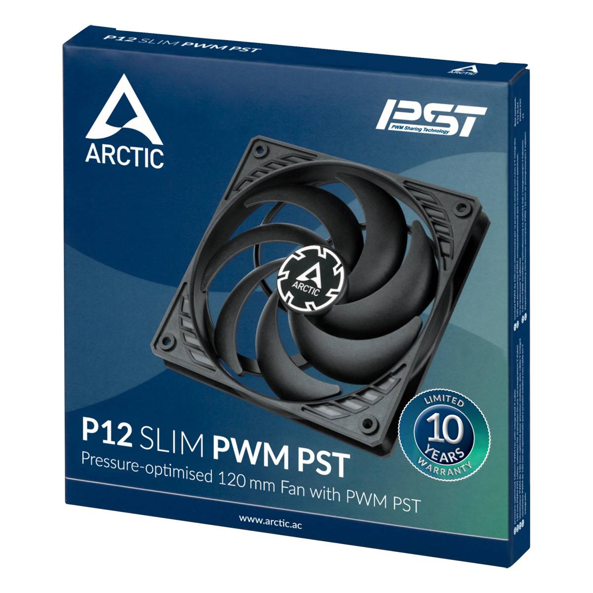 'ARCTIC P12 SLIM PWM PST' ventilátor v modrom balení. Tlakovo optimalizovaný 120 mm ventilátor, zvýraznená 10-ročná záruka.