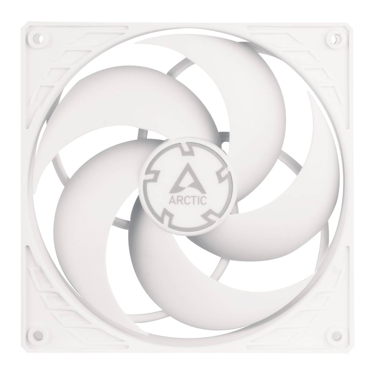 Biely počítačový ventilátor od značky Arctic s piatimi zakrivými listami v štvorcovom ráme.