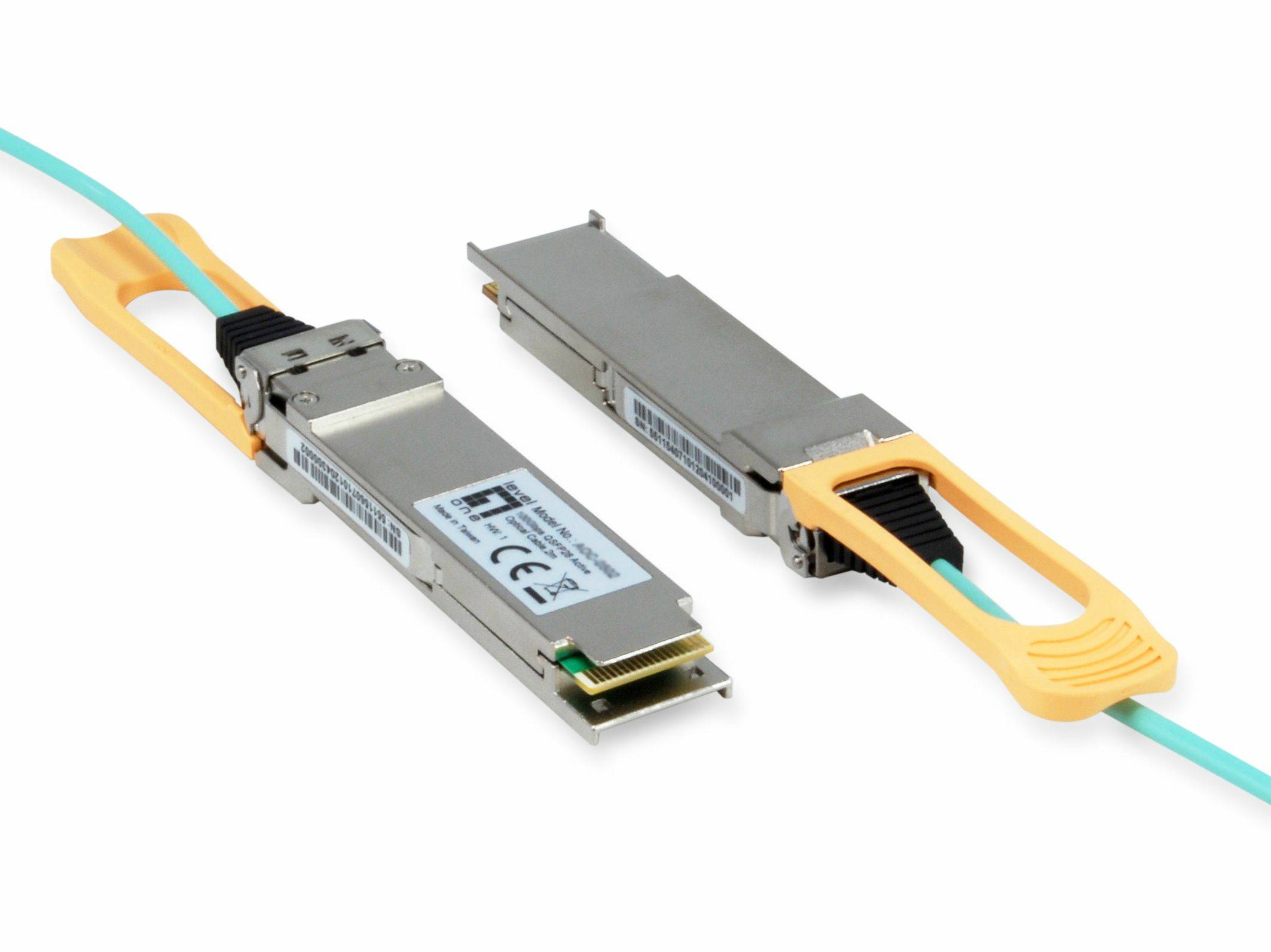 Dva transceivérové moduly so žltými úchytmi, prepojené tyrkysovým káblom, určené na prenos dát.