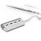 Strieborný USB hub so štyrmi portami je pripojený k laptopу. Laptop zobrazuje jeden USB a jeden HDMI port.