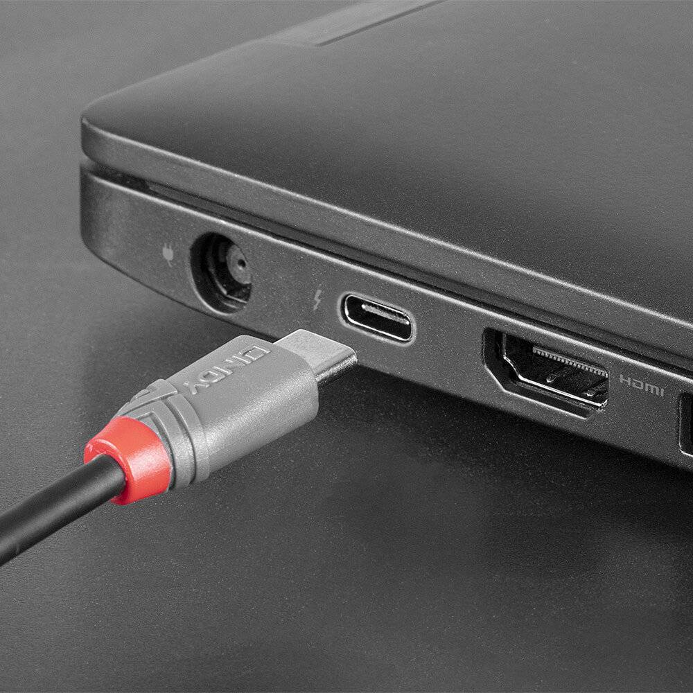 HDMI kábel je zasunutý do HDMI portu na laptope, ktorý je súčasťou série portov na boku zariadenia.