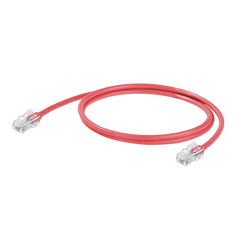 Červený ethernetový kábel s RJ45 konektormi na oboch koncoch, umiestnený na bielom pozadí, pripravený na prepojenie sieťových zariadení.