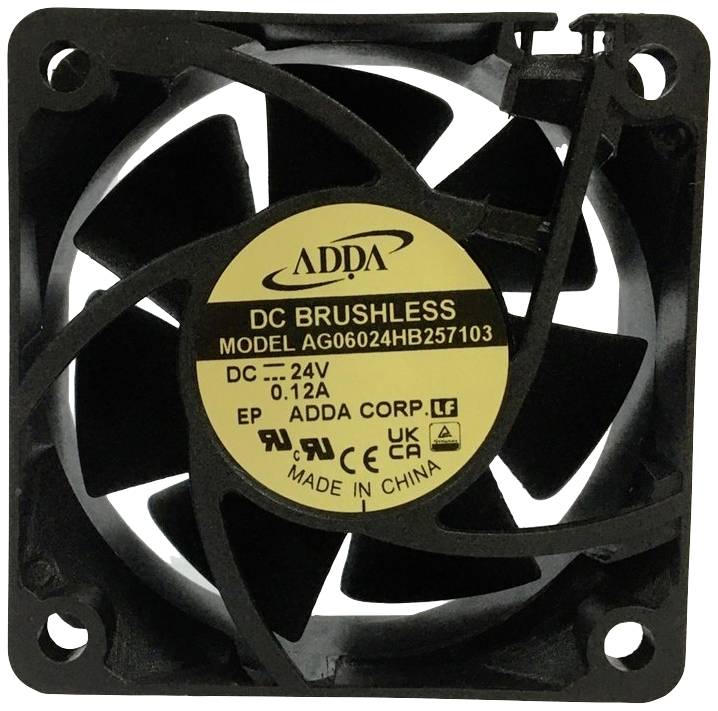 Čierny počítačový ventilátor so žltou nálepkou. Nápis: 'ADDA, DC bezkartáčový, Model AG06024HB257103, 24V, 0,12A, Vyrobené v Číne'.