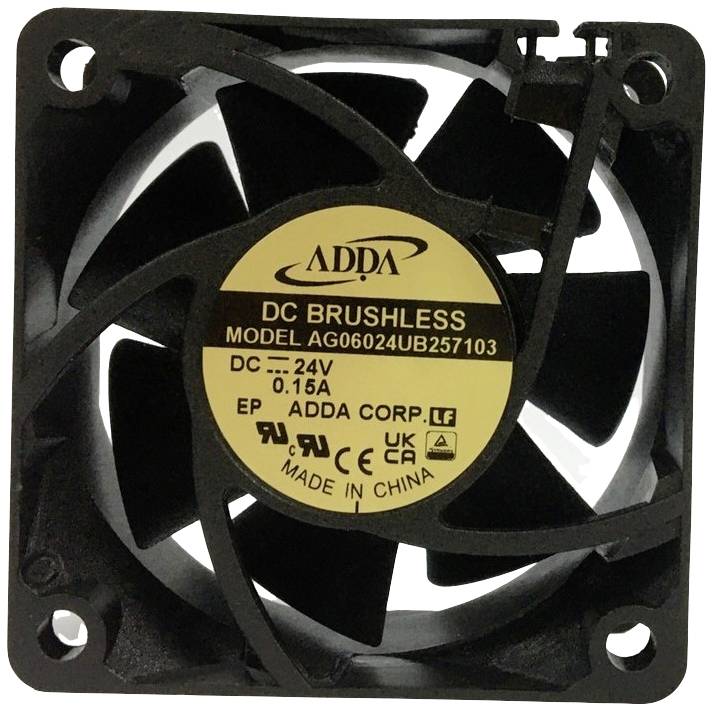 Čierny ventilátor so žltou etiketou, ktorá zobrazuje nápis 'ADDA DC Brushless Model AG06024UB257103' a špecifikácie.