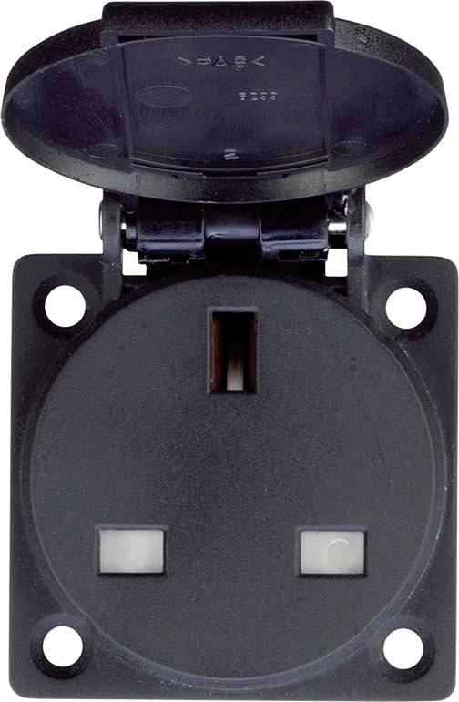 Čierna zásuvka s výklopným krytom, otvorená. Viditeľné sú dve elektrické zdierky. Vhodná pre použitie vo vnútorných priestoroch.