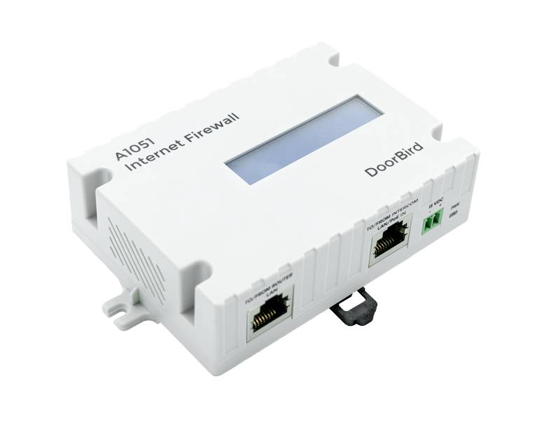 Sieťové zariadenie s dvoma ethernetovými portami. Nápis na kryte znie 'A1051 Internet Firewall'. Zariadenie značky DoorBird.