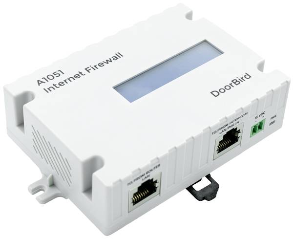 Biely sieťový firewall so štítkom 'A1051 Internet Firewall' a 'DoorBird', vybavený displejom a sieťovými konektormi.