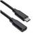 Dva čierne USB-C konektory, jeden s mužským a jeden s ženským konektorom, na bielom pozadí.