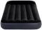 Čierna nafukovacia matrac s vrúbkovaným povrchom, obdĺžnikového tvaru, vhodná pre dve osoby. Ideálna na kempovanie alebo pre hostí.