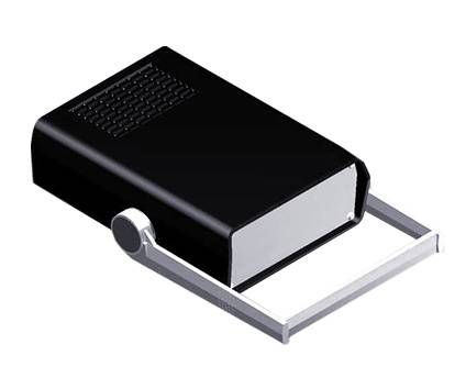 Čierny externý box na pevný disk s bielym rámikom na pravej strane, pripravený na vloženie pevného disku.