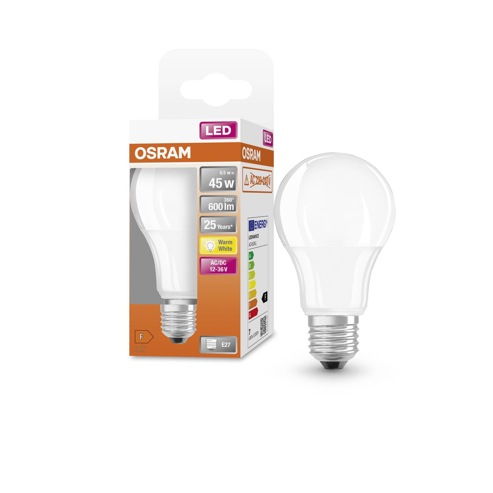 LED žiarovka OSRAM vedľa jej obalu. Obal ukazuje ekvivalent 45 W, 650 lm, teplá biela, pätica E27, energetická trieda F.