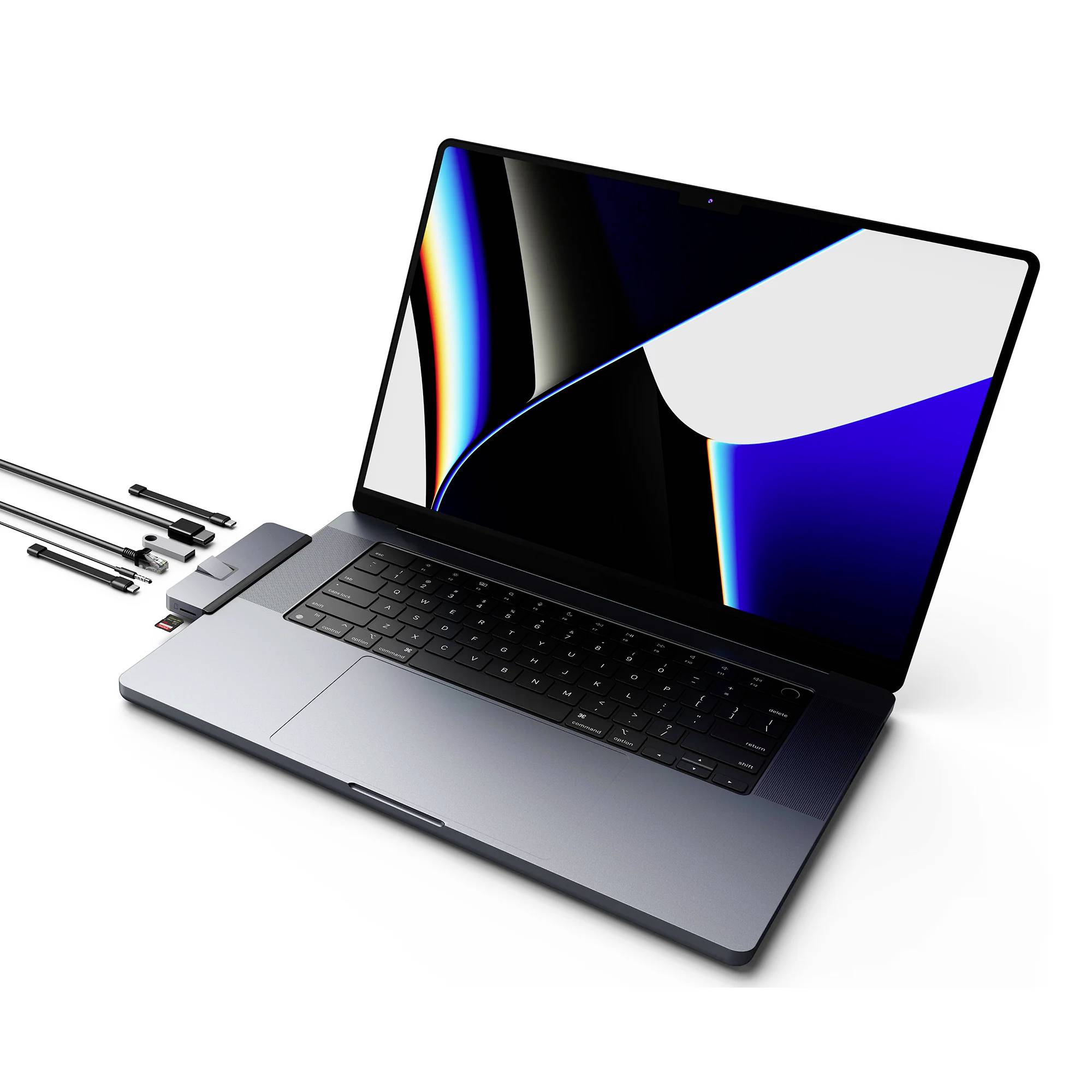 Moderný otvorený laptop s pripojených niekoľkými USB zariadeniami, zobrazený na bielom pozadí.