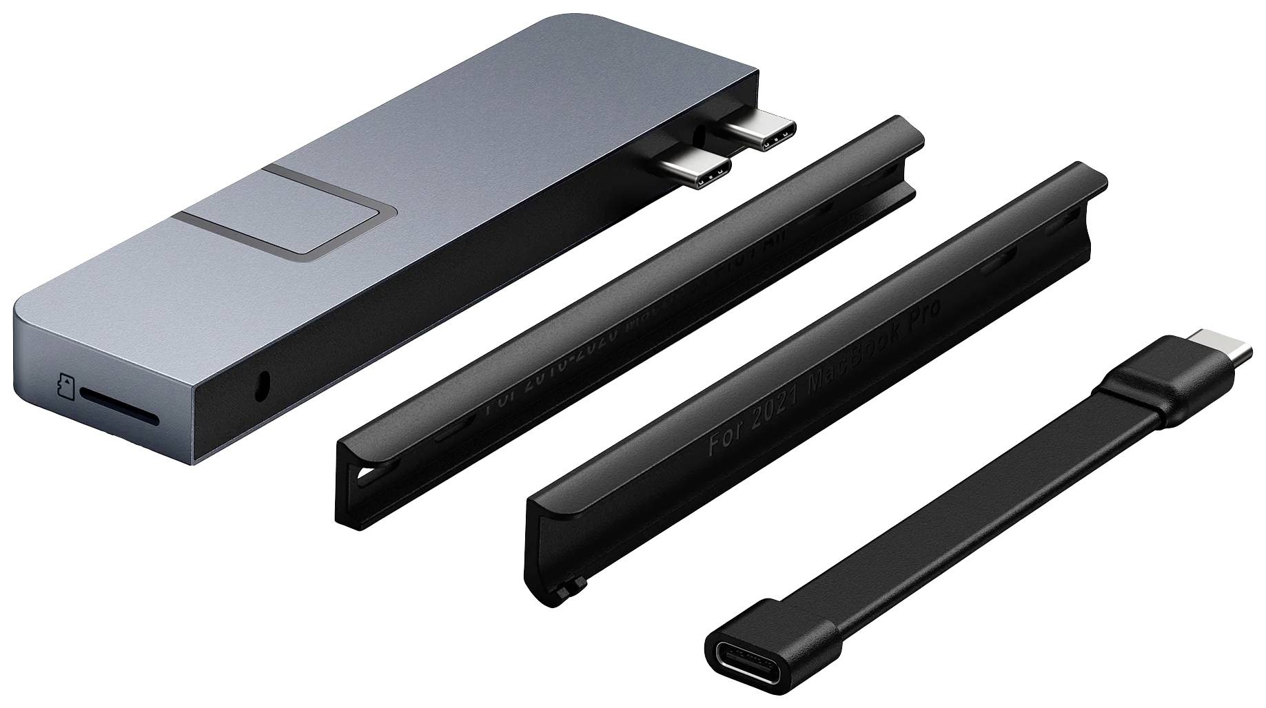 USB-C adaptér s viacerými portami vrátane HDMI, USB a slotu na SD kartu. Vedľa adaptéra ležia predlžovacie komponenty.