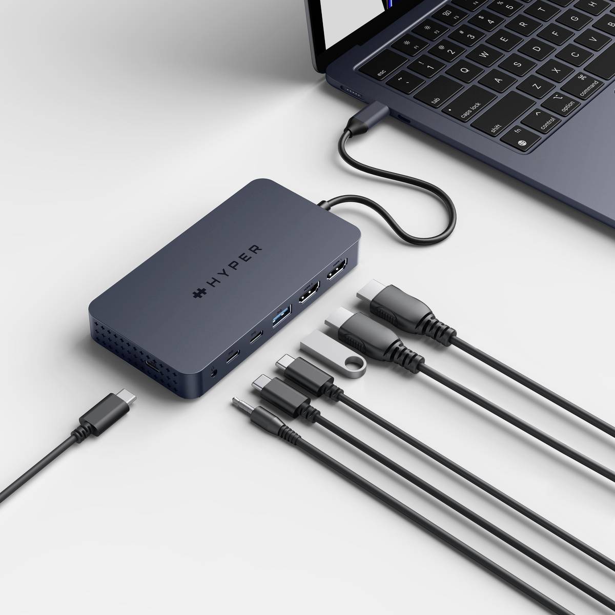 Počítač je pripojený k multifunkčnej dokovacej stanici. Stanica má rôzne porty pre USB a HDMI, aby bolo možné pripojiť ďalšie zariadenia.