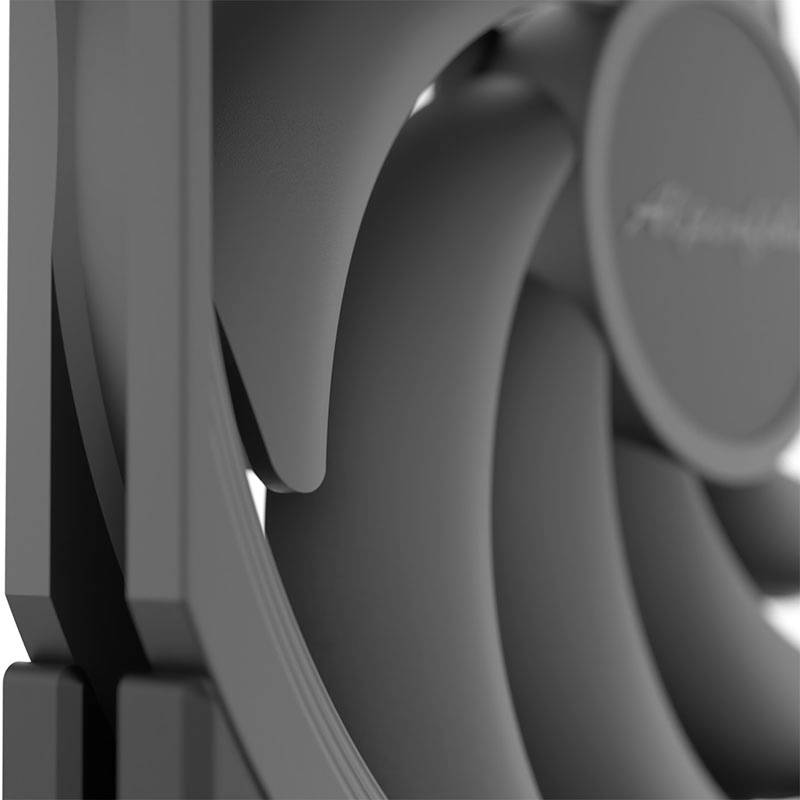 Detailný záber ventilátora s viacerými rotačnými listami, ktoré majú hladký, aerodynamický vzhľad. Obrázok zachytáva detaily jeho štruktúry.