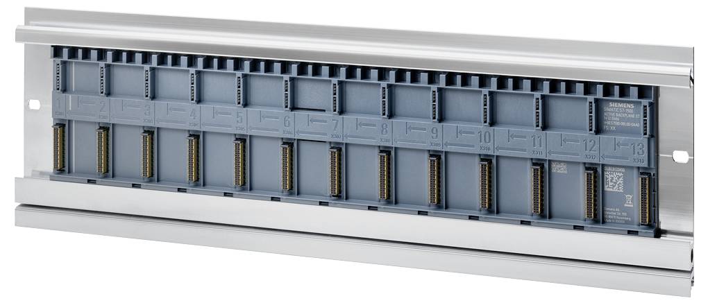 Montážny rám s 18 slotmi na umiestnenie elektronických modulov, vhodný pre priemyselné riadiace systémy.