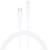 Biely kábel s USB-C a Lightning konektormi, vhodný na nabíjanie zariadení Apple.