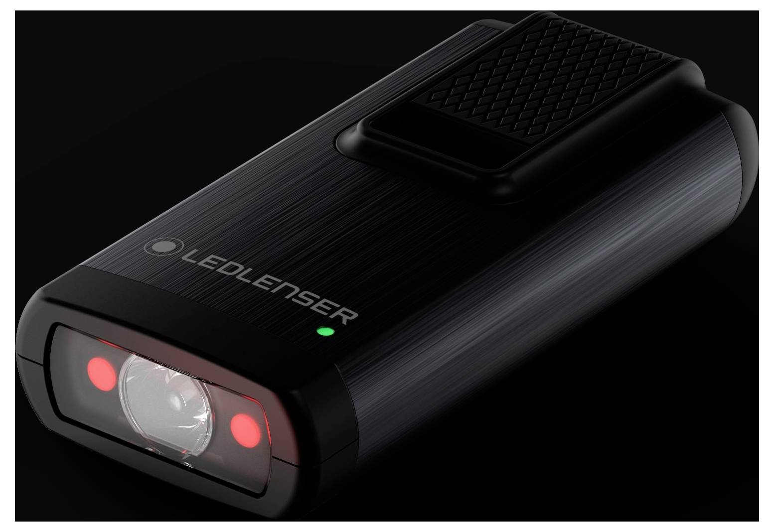 Kompaktná baterka so dvomi červenými a jedným bielym svetlom, značka 'Ledlenser' viditeľná, bočné gumové pogumovanie pre lepšiu priľnavosť.