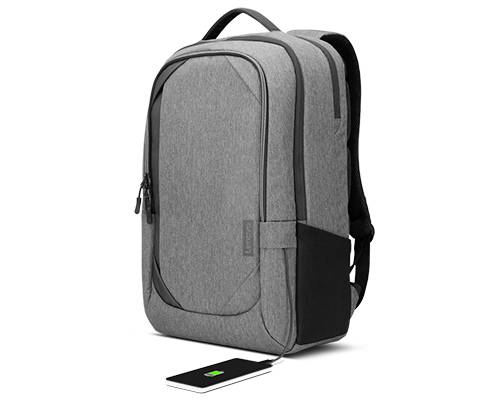 Sivý batoh s integrovaným USB portom, na ktorom sa nabíja smartfón.