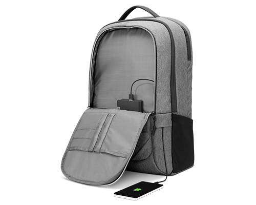 Sivý ruksak s integrovaným USB portom nabíja smartfón. Ruksak má niekoľko priehradiek a rukoväť na prenášanie.