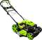 Kosačka so zeleným krytom a čiernymi prvkami. Má veľké kolesá a rukoväť na tlačenie.