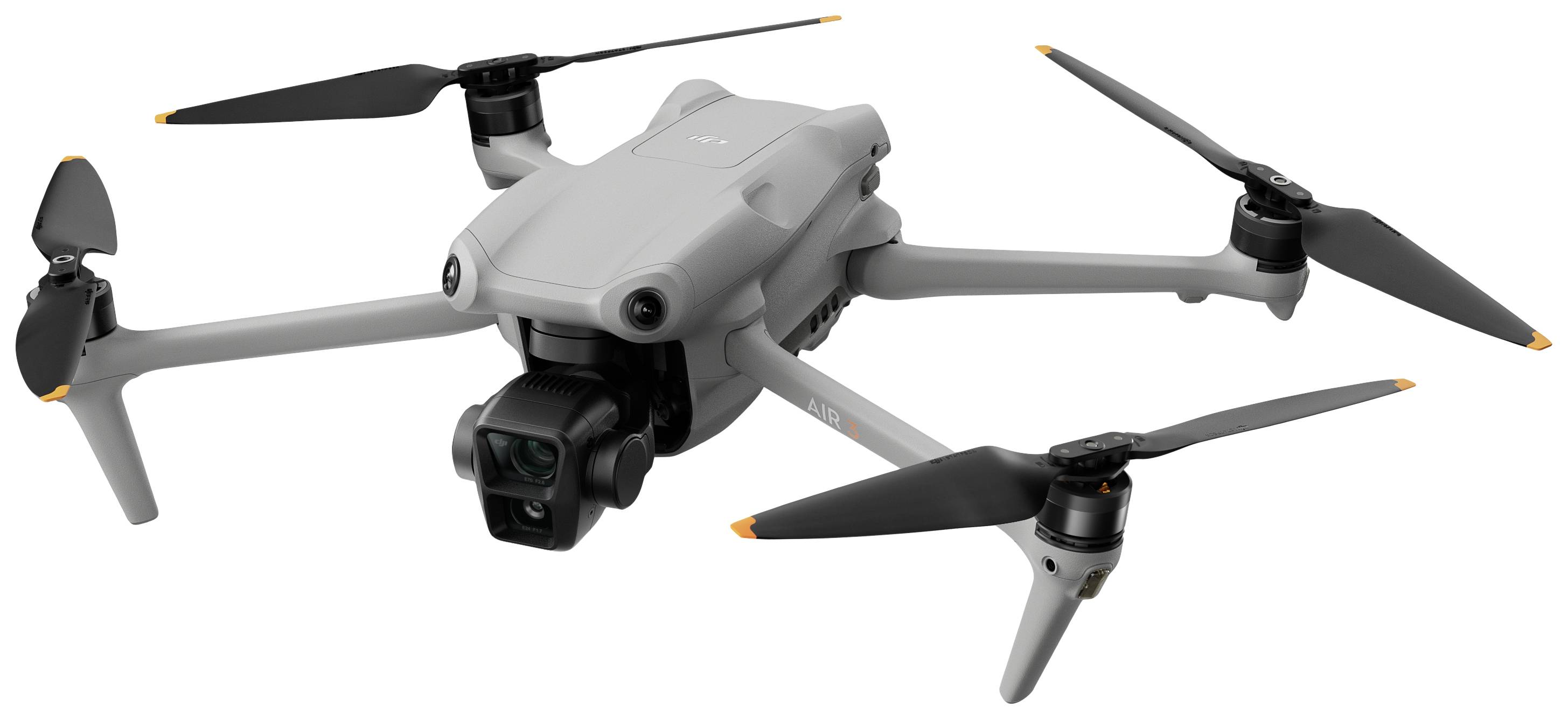Sivý dron so štyrmi rotormi v letovej pozícii, s kamerovým modulom vpredu, vhodný pre letecké snímkovanie a prieskum.