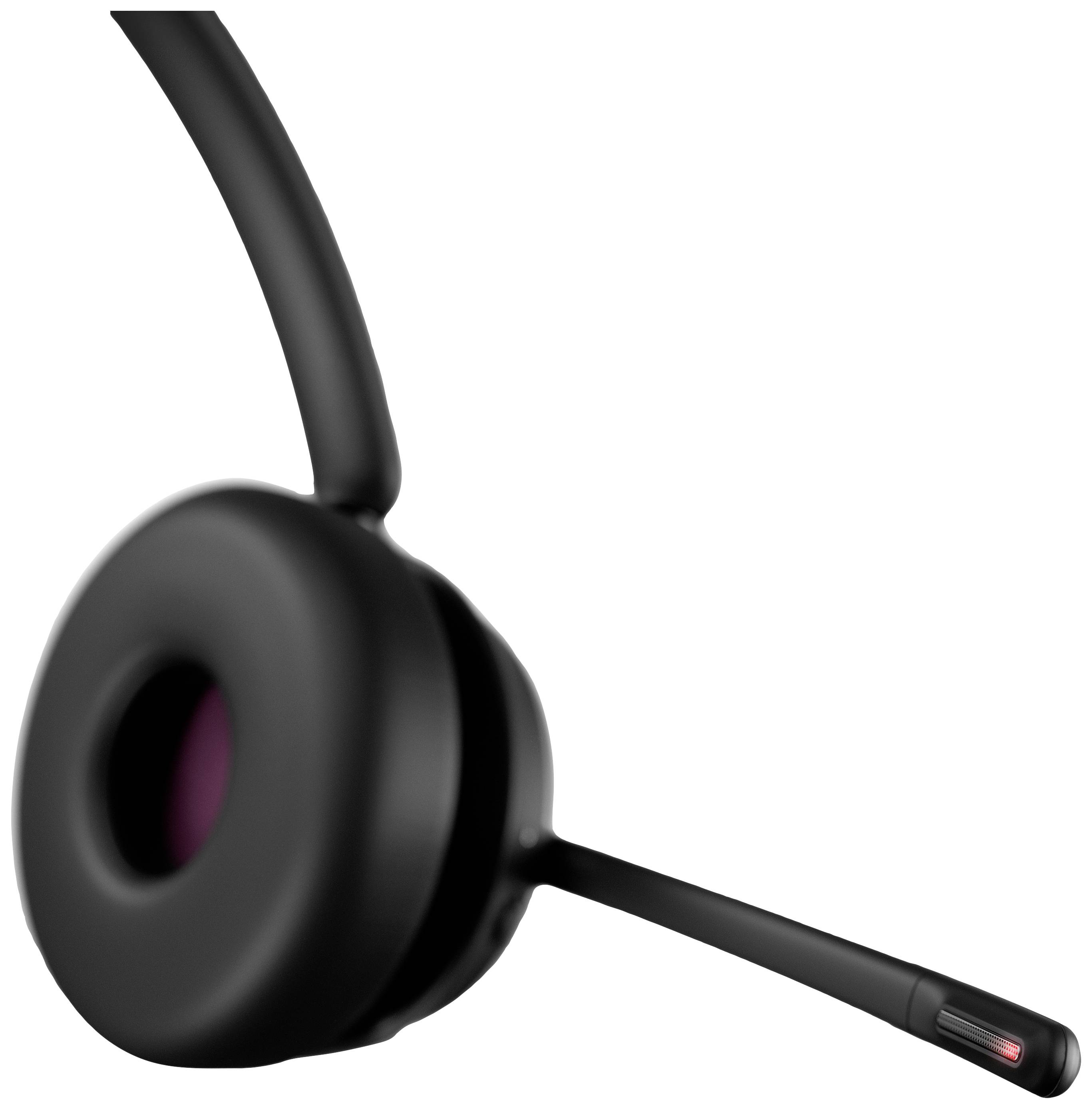 Čierna headset so slúchadlami, detailný záber na ušnú mušľu a mikrofón.