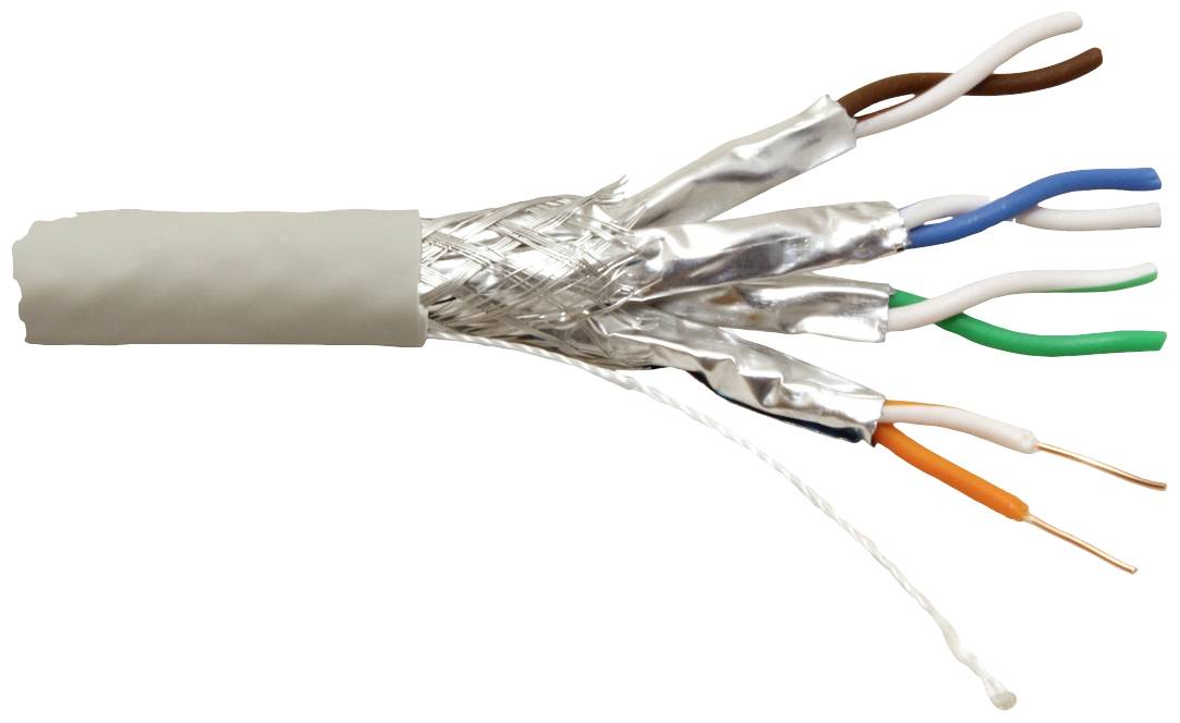 Otvorený ethernetový kábel zobrazuje farebnokódované žily a tienenie, symbolizuje sieťovú technológiu a prenos dát.
