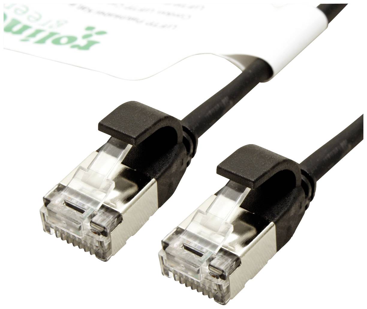 Dva čierne ethernetové káble s priehľadnými konektormi ležia vedľa seba na bielom povrchu.