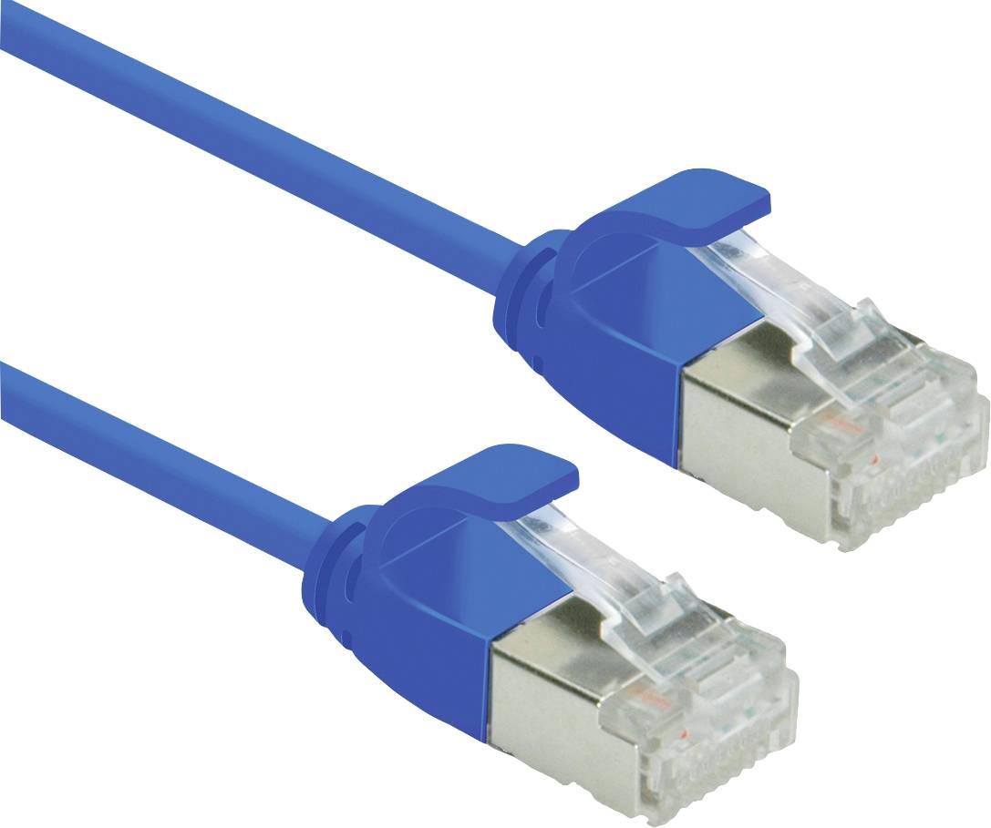 Modrý ethernetový kábel s dvoma RJ45 konektormi, ktorý sa používa na prepojenie sieťových zariadení, ako sú počítače a routre.