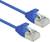 Modrý ethernetový kábel s dvoma RJ45 konektormi, ktorý sa používa na prepojenie sieťových zariadení, ako sú počítače a routre.
