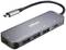 USB-C hub s viacerými portami: tri USB porty a jeden HDMI výstup. Vhodný pre zariadenia s USB-C konektorom.
