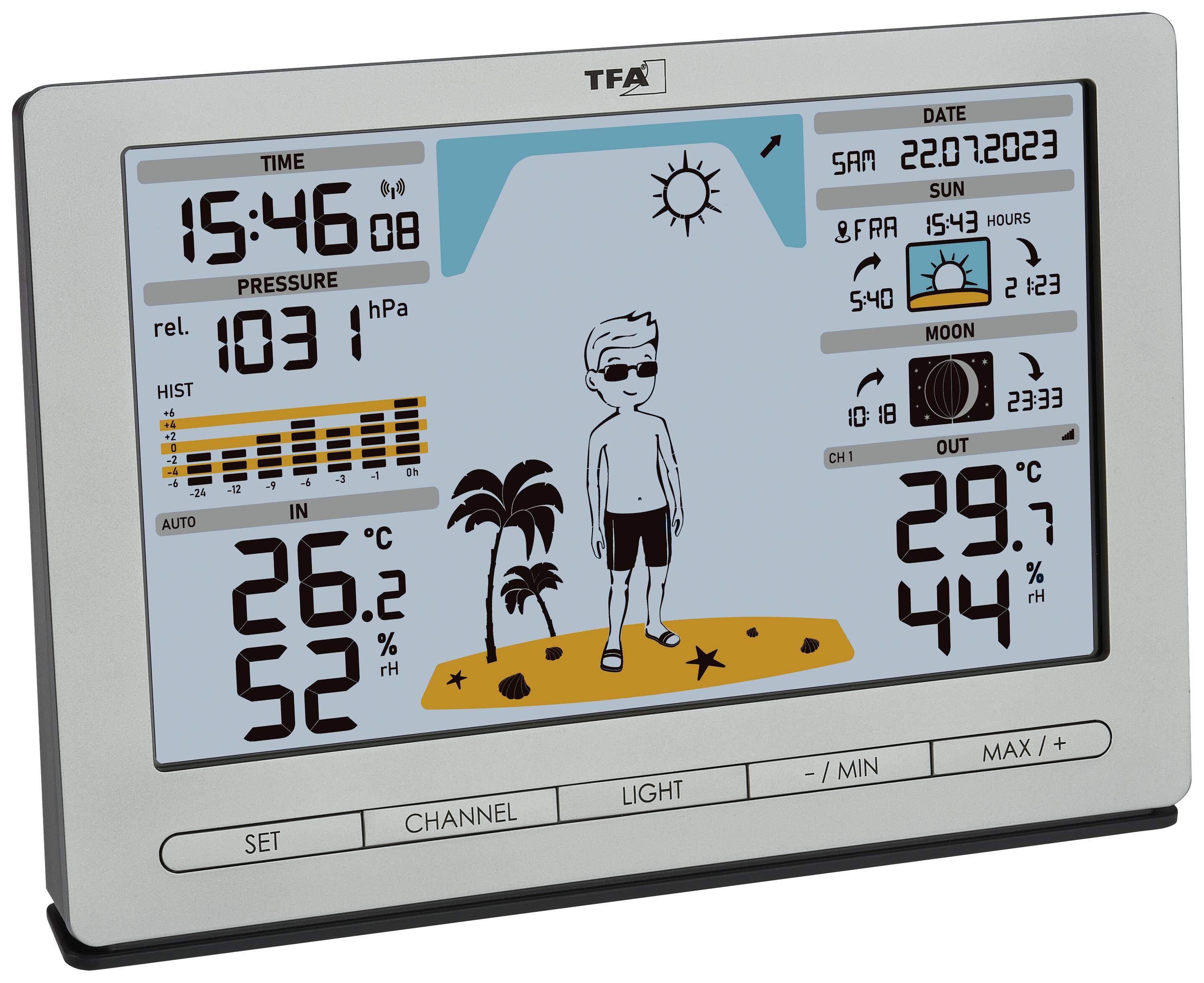 Digitálna meteorologická stanica zobrazuje čas, dátum, barometrické údaje a fázu mesiaca. Malý obrázok pláže so symbolom slnka, teplotou a vlhkosťou vzduchu.