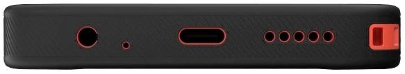 Čierno-červený kryt s rôznymi prípojkami: zdierka pre slúchadlá, USB-C port a reproduktorová mriežka.
