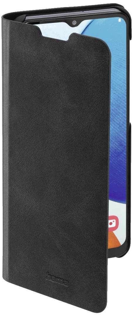 Smartfón s čiernym ochranným obalom, ktorý čiastočne zakrýva displej. Smartfón má modré používateľské rozhranie.