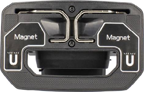 Nabíjačka s dvoma slotmi, označená ako 'Magnet'.