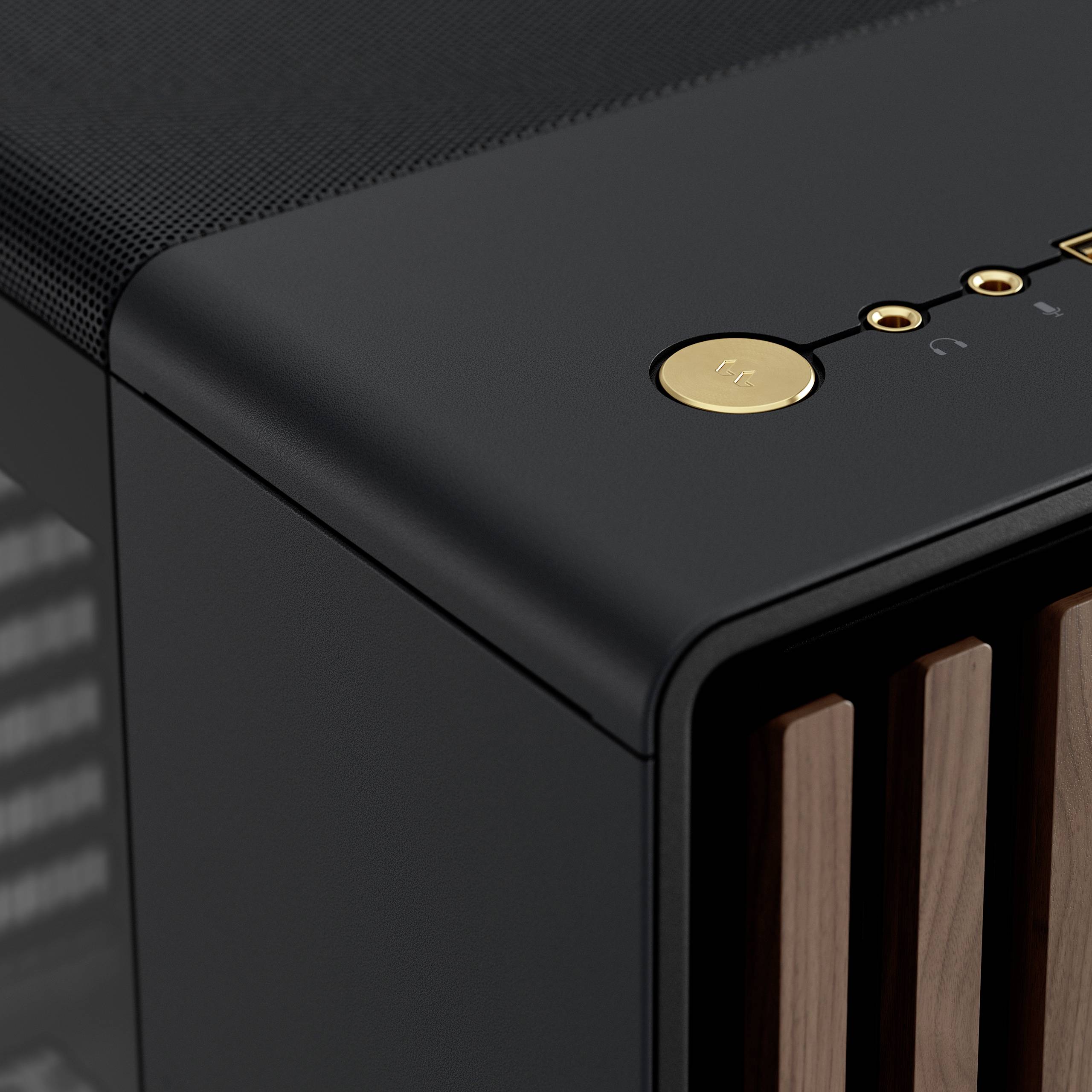 Čierny systém reproduktorov s dreveným predným krytom a ovládacími gombíkmi na vrchu. Elegantný dizajn s modernou akustikou.